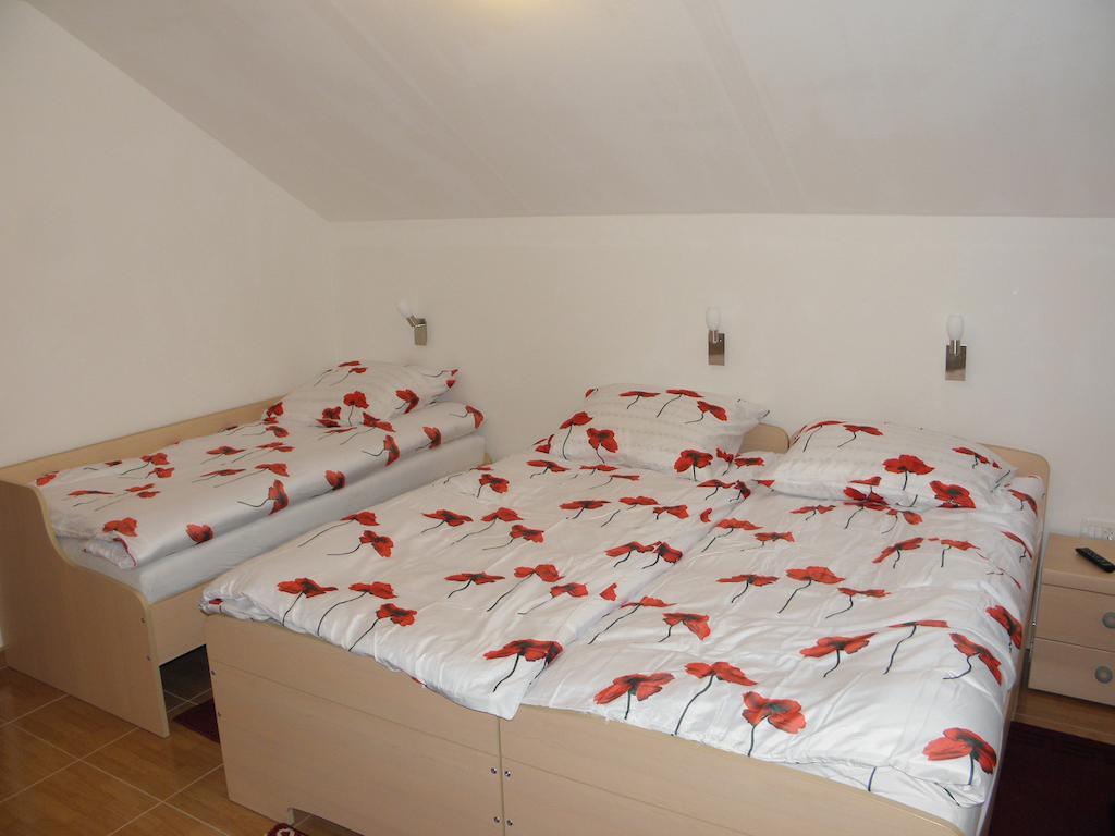 Hotel And Restaurant Ana Hrib-Loski Potok Quarto foto